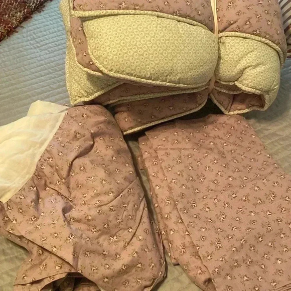 Vintage Laura Ashley bed set - includes twin comforter and more! - Picture 1 of 5